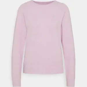 Säljer denna as snygga rosa (lite lila) stickade tröjan från vero Moda. Säljer för att den inte kommer till så mycket användning❤️Jag köpte den från Sellpy.  Den är lite nopprig därför priset💗