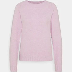 Rosa stickad tröja  - Säljer denna as snygga rosa (lite lila) stickade tröjan från vero Moda. Säljer för att den inte kommer till så mycket användning❤️Jag köpte den från Sellpy.  Den är lite nopprig därför priset💗