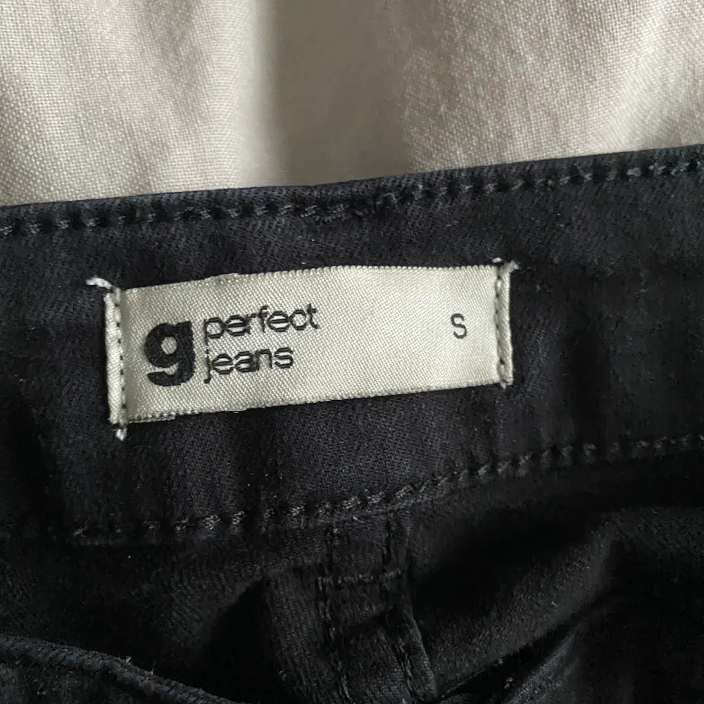 Stretchiga bootcut jeans från Ginatricot som inte kommer till användning💗. Jeans & Byxor.