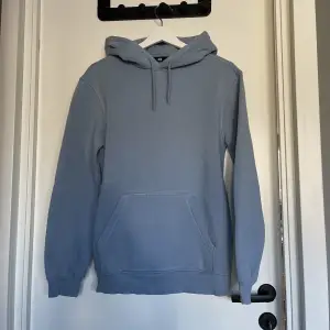 En ljusblå hoodie från H&M i strl.xs. Endast använd ett fåtal gånger så tröjan är i väldigt fint skick. Köpt för 199kr.