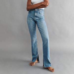 Zara Jeans storlek 36 med slits, ljusa jeans💙Går att klippa av om man dem är för långa, använd fåtal gånger väldigt fin kvalité. Inga fläckar eller dylikt🤍