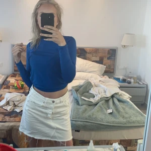 Säljer vit jeans kjol - Säljer nu min vita jeans kjol för att den tyvärr är för stor för mig, använd bara några få gånger, fint skick!💗