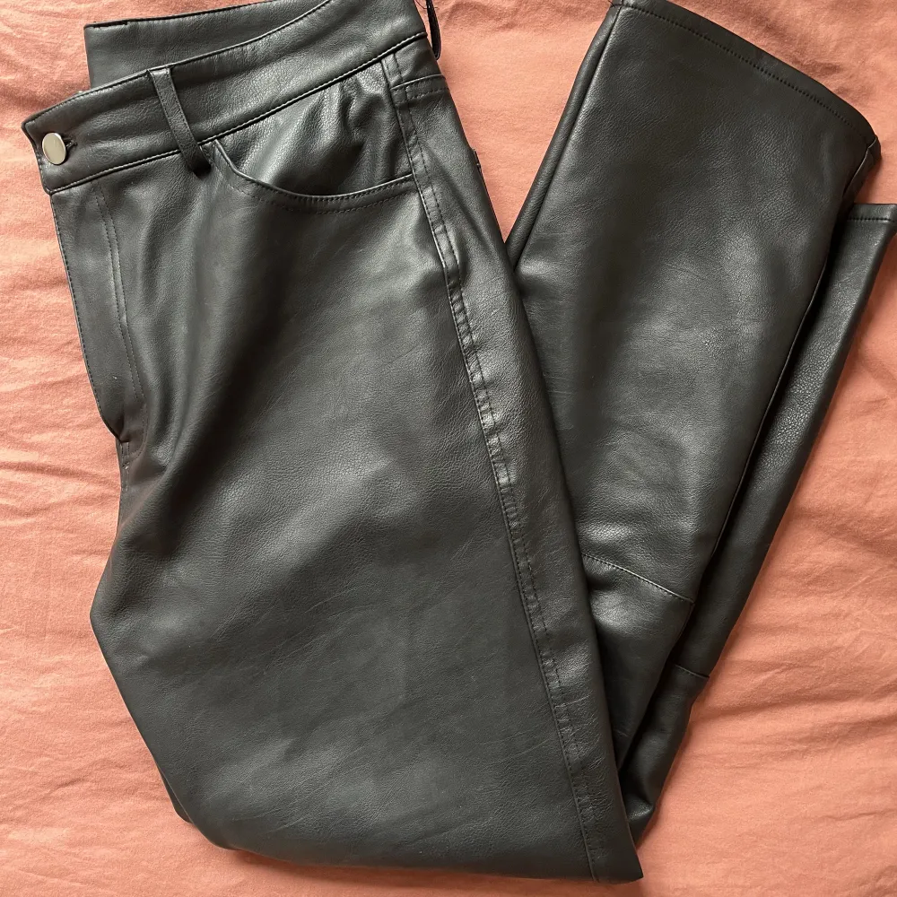 Svarta fake läderbyxor, storlek 42. Knappt använda, köptes förra året. . Jeans & Byxor.