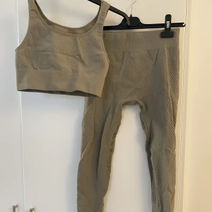 Träningsset Nelly XS/S - Grönt träningsset (sport bh och tights) ifrån Nelly Sport, XS/S