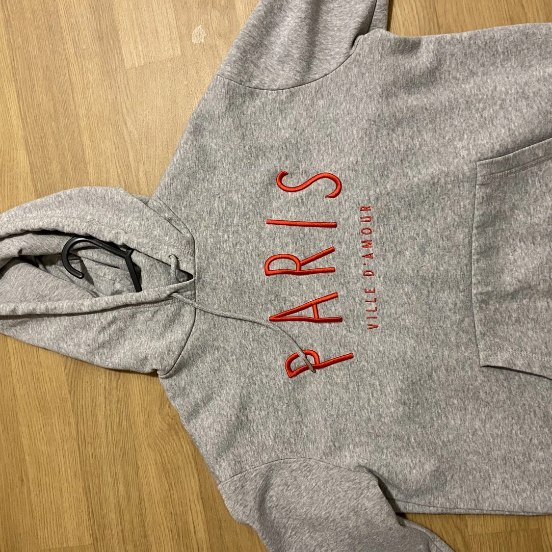 Grå hoodie