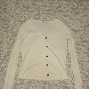 Denna tröjan e storlek S - Denna tröjan har väldigt bra material jag har använt den 2 ggr o den e väldigt bekväm att ha på sig ❤️