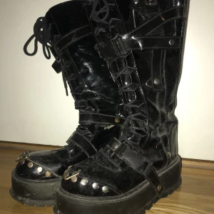 Demonia Slacker-260 - Säljer nu mina älskade slacker-260 då de inte kommer till användning längre, men fortfarande har kvar att ge. De är slitna, ena spännet har ramlat av (något som inte märks eller påverkar), därav priset. 5 cm platå. Inköpta för ca 2000 kr. (De finns kvar)