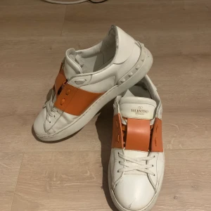 Valentinos - Valentino skor i bra skick! (8/10) Lite sliten på tån men annars bra skick med bra skick! Säljer billigt för att dom inte kommer till användning👍🏼