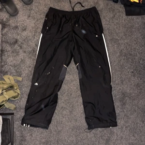  Adidas parachute pants - dom har lite vit färg splatter på dem