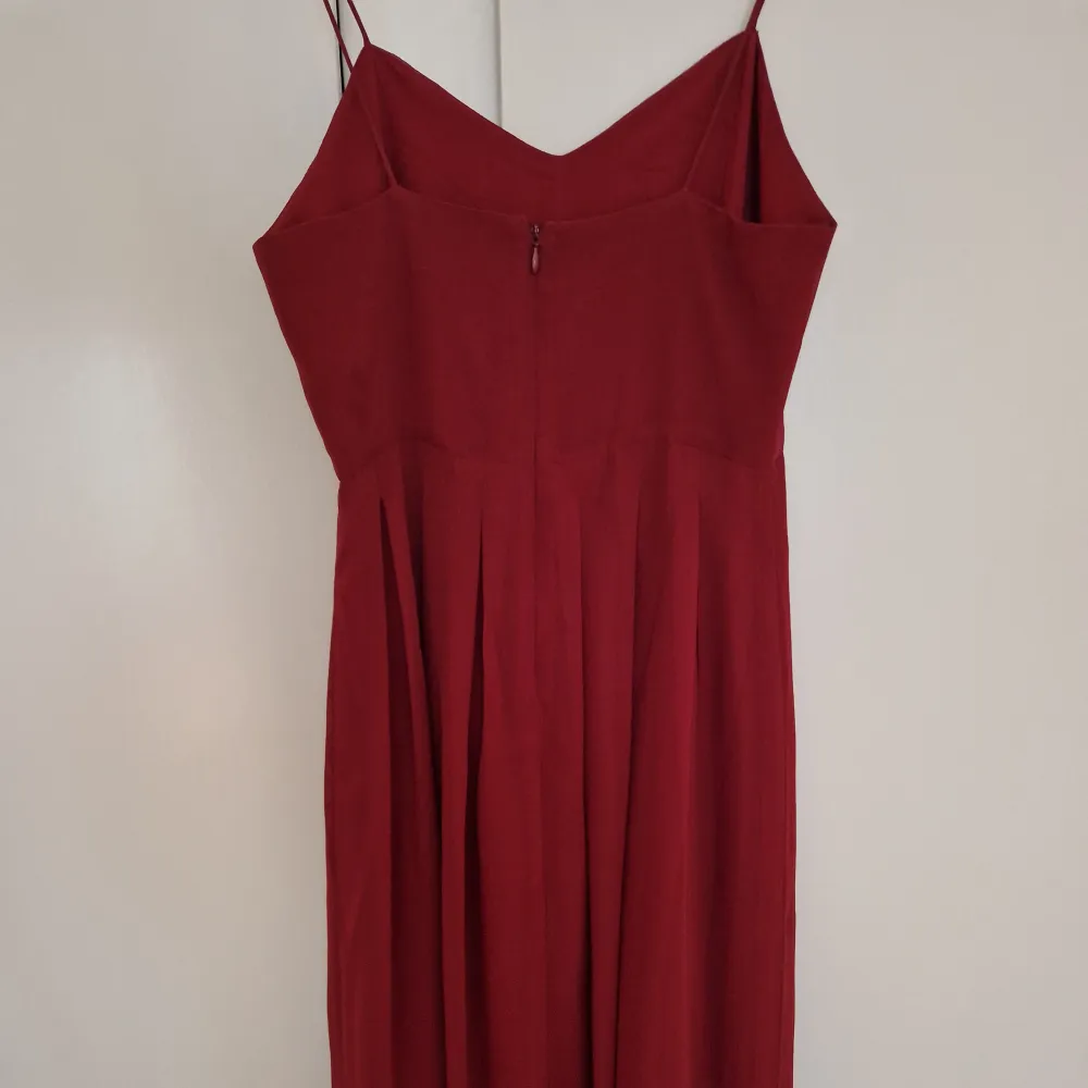 En röd balklänning/maxi klänning i storlek 36. Lite lång för mig som är 160. Skriv till mig om du vill se fler bilder på den:). Klänningar.