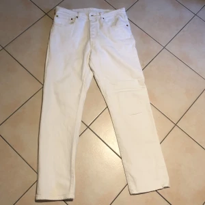 Levis Jeans vita 501 - Vita Levis jeans i storlek 31/32 som inte kommer till användning. 200 kr och de är dina:) 