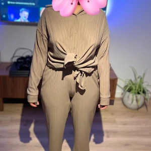 Mysigt set - Mysigt set ifrån Gina Tricot.  Byxorna är lite långa ( jag är 167cm) men blir perfekta om man har klackskor på sig. Skjortan är i storlek M och byxorna är i storlek L. Köparen står för frakt🌸