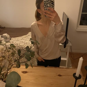 Blus - Väldigt fin skjort-blus som passar till lite finare tillfällen och vara till middag! Nästan aldrig använd💕
