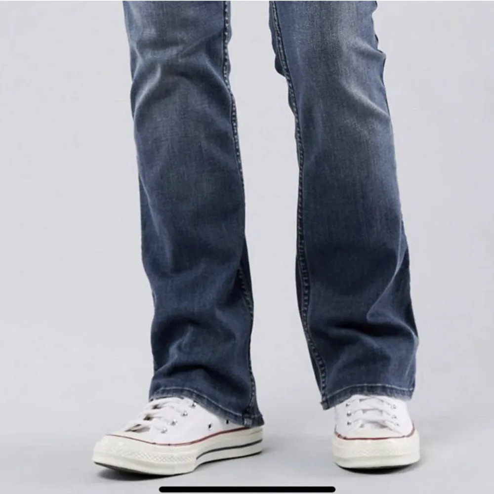 Sååå fina populära bootcut jeans ifrån Hollister i färgen ”indigo blue” som aldrig är använda, de är alltså helt nya med prislapp kvar!. Jeans & Byxor.