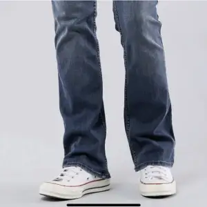 Sååå fina populära bootcut jeans ifrån Hollister i färgen ”indigo blue” som aldrig är använda, de är alltså helt nya med prislapp kvar!
