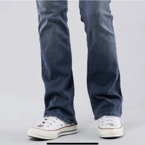 Jeans - Sååå fina populära bootcut jeans ifrån Hollister i färgen ”indigo blue” som aldrig är använda, de är alltså helt nya med prislapp kvar!