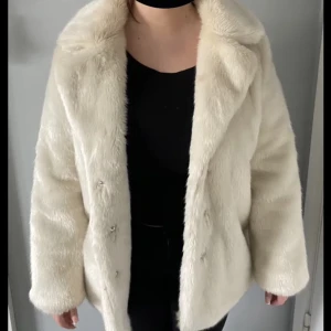 Jacka - Jacka vit päls (fake päls) från nelly st 42, Pris 150kr. Använd men som ny
