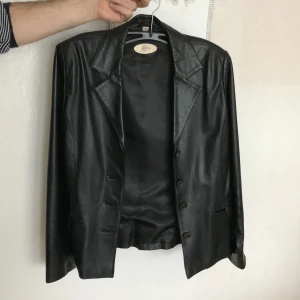 Jacka - Damjacka i äkta skinn. Mycket sparsamt använt, därmed i skick som ny. Har varit noga med att sköta om den och smörja in den. Nypris 4300.