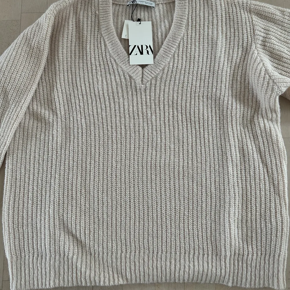 Jag köpte denna tröja ifrån Zara men den var för stor men har glömt och skicka tillbaka den💕 Det står att den är storlek xs-s men det är väldigt stor i storleken💗 Aldrig använd med lappen kvar. Frakt ingår💗Skriv innan köp nu💕. Stickat.