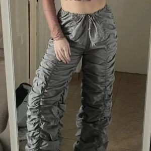 Parachute byxor  - Oanvänd  Frakt tillkommer Justerbar midja 