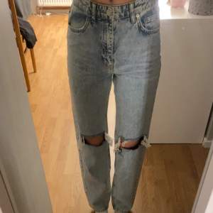 Raka jeans med hål på knäna från Gina tricot i storlek 158 men sitter som en xxs. Jag är 166 och dom är lite för kort för min smak :) använda en gång och mycket bra skick 