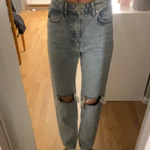 Jeans - Raka jeans med hål på knäna från Gina tricot i storlek 158 men sitter som en xxs. Jag är 166 och dom är lite för kort för min smak :) använda en gång och mycket bra skick 