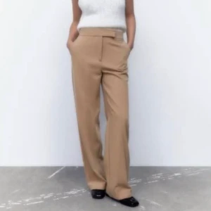 XS ZARA kostymbyxor straight - Sparsamt använda byxor från zara, passar till det mesta! Färg: camel/beige