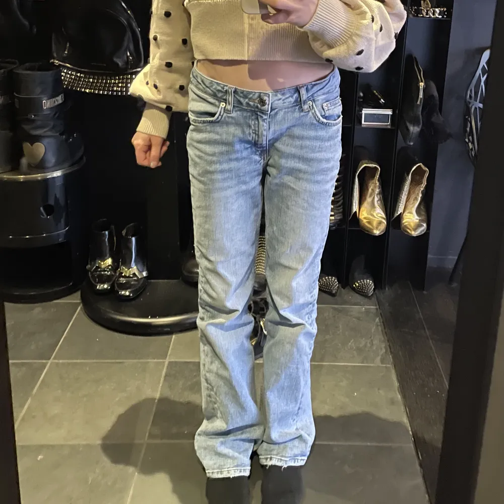Säljer mina nya Lågmidjade bootcut jeans från Young Gina pågrund av att det är lite stora på mig. Har bara använts två gånger. . Jeans & Byxor.