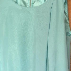 Ballongklänning i Chiffong bal - Supersnygg turkos klänning med ballongeffekt vid knät