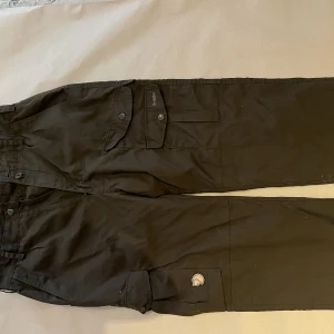 FJÄLLRÄVEN BYXOR - Fjällräven byxor i strl 44. Några små fläckar här och där, men dem går lätt bort i tvätten:) 