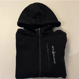 Sail racing hoodie - Den är storlek 160 xs/s och den är svart. 