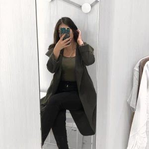 Grön kappa - Khaki grön kappa från Boohoo. Knappt använd. 