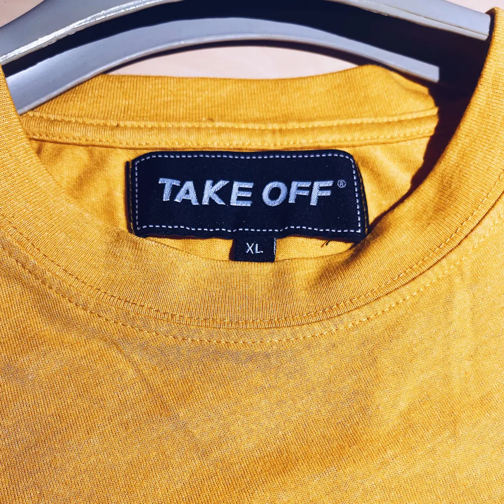 En Takeoff T-Shirt inspirerad av Charlie Brown från Snobben. Märke: TakeOff Storlek: XL Skick: Begagnat  Material: Polyester&Bomull . T-shirts.