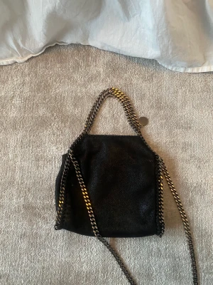 Stella Mcartney  - Jag säljer min Stella Mcartney liknande väska 💓 Så snygg och passar till allt! Skriv om du har frågor! Den är lite småskimmrig✨ Högsta bud: 850kr
