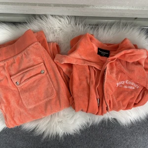 Juicy Couture set! - Intressekoll på mitt älskade juicy set! Byxorna är hela och fina Koftan har de blivit något konstigt med  dragkedjan så den går ej att stänga, även j-et på dragkedjan har lossnat i tvätten. Kofta storlek S Byxa storlek XL Passar mig som är storlek M