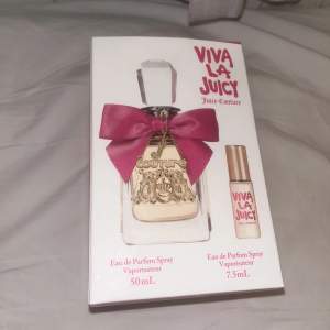 Helt ny ”viva la juicy” parfym gift kit, i paketet ingår en miniversion av parfymen som passar perfekt att ha med överallt! nypris 715
