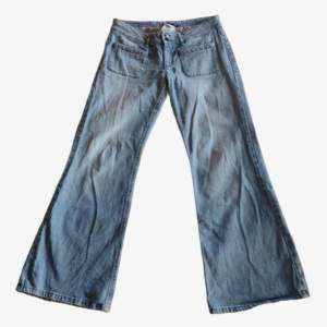 Vintage lågmidjade vida jeans med så söta flätade fickor. Väldigt 2000-tal. Använda en del. Midjemått: ca 87 cm men tyget är stretchigt så de passar även lite större än så. Innerbenslängd: ca 73💖