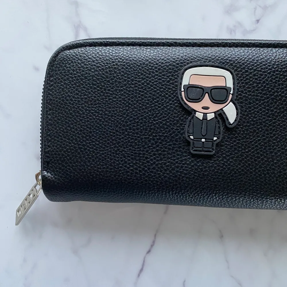 Jätte fin plånbok från Karl Lagerfeld. lite osäker om äktenhet!!!!💗. Accessoarer.