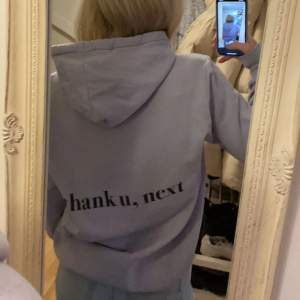 En lilla hoodie med en bild på framsidan och text på baksidan. Bra skick och oversize , säljer den för det.  inte är min stil längre. Frakt är med i priset .