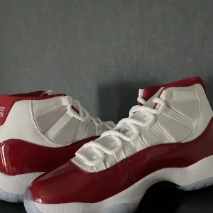 Jordan 11 Cherry  - Oanvända Kartong finns  Storlek 42  Köpte vid släppet Säljer eftersom dom var för små  Frakt står köparen för  Går även o bytas  