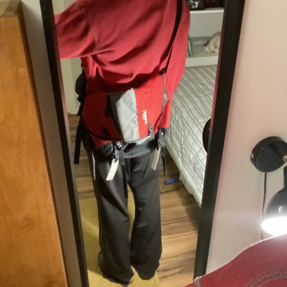 Skitfet röd axelrems/datorväska från Everest med många coola detaljer såsom reflex. Rikligt med utrymme att bära runt allt möjligt i, perfekt till vardagen👍😀. Väskor.