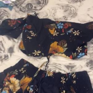 Shorts & linne sett - En tvådelad outfit, shortsen ser lite ut som en kjol. Aldrig använd