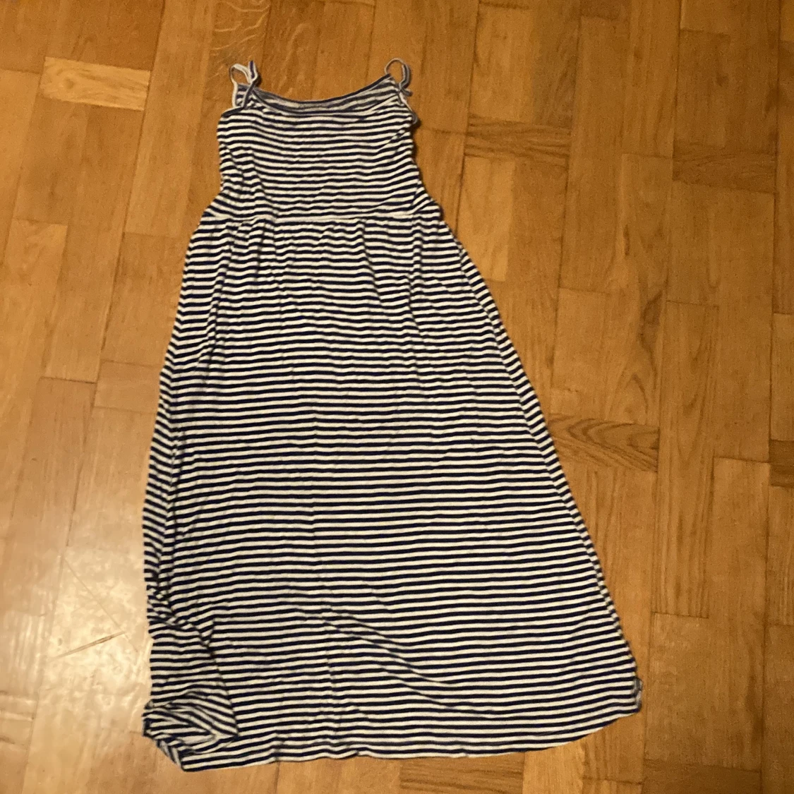 Klänning med linjer på - 90