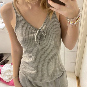 Linne - Grått och ribbat linne i fint skick🌪️