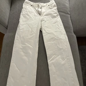 Zara jeans  - Raka vita jeans från zara. Knappt använda. Storlek 36. Bra och långa i benen.