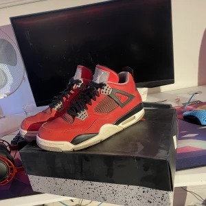 Jordan 4 toro bravo - Anledning till att jag säljer så billigt är för att det är ganska så slitna och köpta använda på ett instagram konto vid namn, topstock resell. Pris kan diskuteras