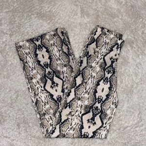 Ormprints byxor  - Superfina ormmönstrade byxor från Ginatricot i strl S. I bra skick men mycket strechight tyg. Sitter som en smäck. 