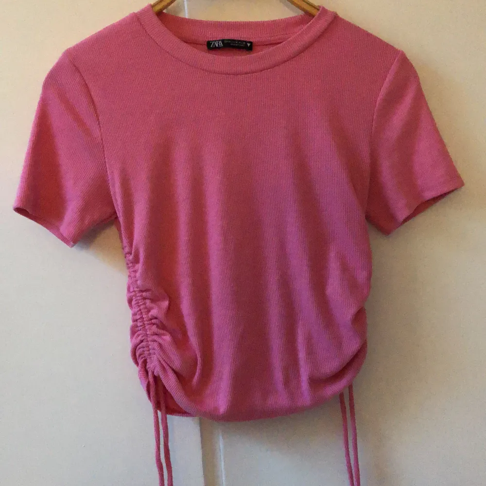 Rosa tshirt med knyten på sidorna från zara i storlek M. Använd fåtal gånger och i bra skick!. T-shirts.