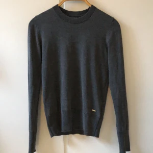 Grå långärmad tröja  - Fin grå långärmad tröja i storlek XS använd fåtal gånger och i bra skick!