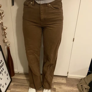 Bruna Jeans  - Bruna jeans från lager 157. Skriv för fler frågor och bilder🌸